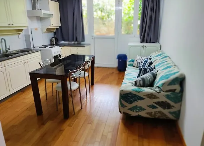 Apartment With Private Garden In Alimos