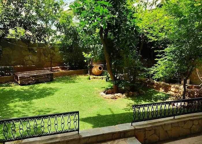 Apartment With Private Garden In Alimos