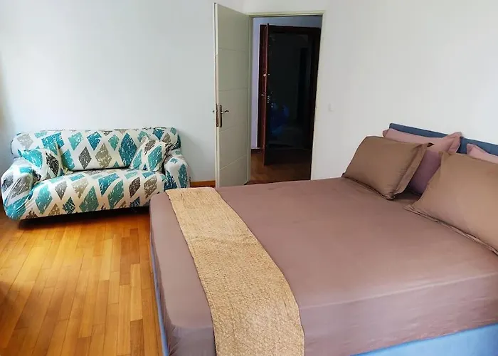 Apartment With Private Garden In Alimos